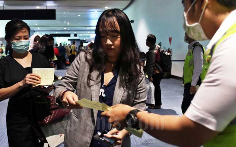 Petugas memeriksa Kartu Kewaspadaan Kesehatan penumpang yang baru tiba di Terminal 3 Kedatangan Internasional Bandara Soekarno Hatta, Tangerang, Banten, Senin (2/3/2020). - Bisnis/Eusebio Chrysnamurti
