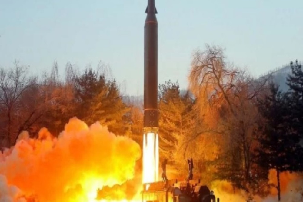 Suasana kegiatan yang dilaporkan Kantor Berita Sentral Korea Utara (KCNA) sebagai uji coba penembakan rudal hipersonik di lokasi yang dirahasiakan di Korea Utara (5/1/2022). - Antara