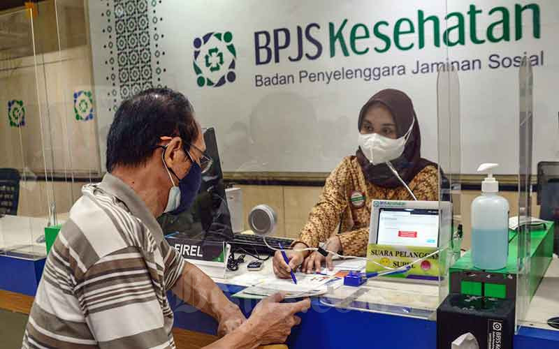 Karyawan melayani peserta di salah satu kantor cabang Badan Penyelenggara Jaminan Sosial (BPJS) Kesehatan di Jakarta, Selasa (22/2/2022). Bisnis - Fanny Kusumawardhani  