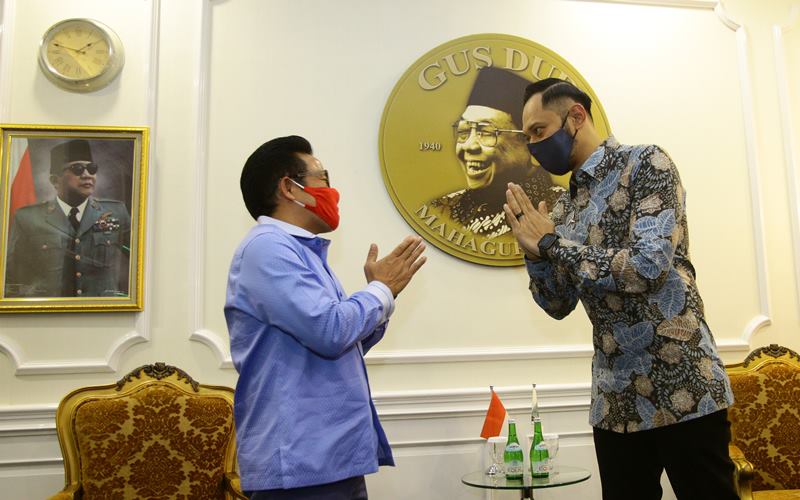 Ketua Umum Partai Kebangkitan Bangsa (PKB) Muhaimin iskandar (kiri) menyambut kedatangan Ketua Umum Partai Demokrat Agus Harimurti Yudhoyono (kanan) yang berkunjung ke kantor DPP PKB, Jakarta, Rabu (8/7/2020). Kunjungan tersebut dalam rangka silaturahmi serta membahas kemungkinan koalisi di beberapa daerah dalam pilkada 2020 dan juga membahas soal kerja sama antar Partai. ANTARA FOTO - Reno Esnir