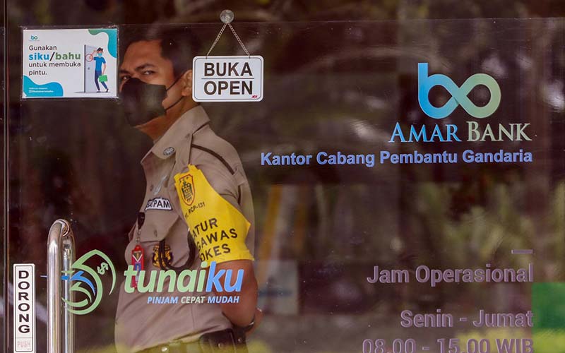 Karyawan beraktivitas disalah satu kantor cabang PT Bank Amar Indonesia Tbk. (AMAR) di Jakarta, Selasa (25/1/2022). Bisnis - Eusebio Chrysnamurti