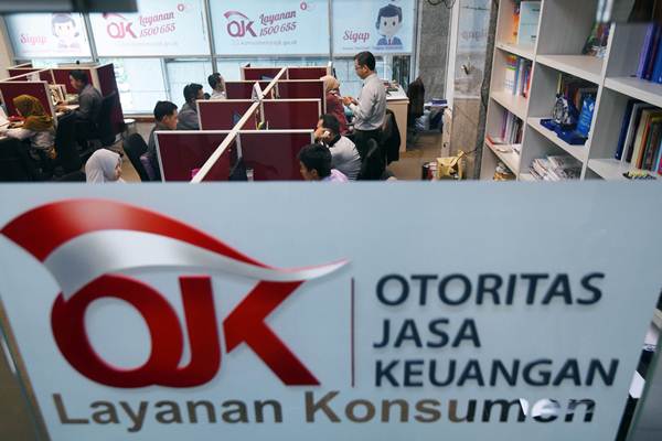 Ilustrasi karyawan Otoritas Jasa Keuangan (OJK) beraktivitas di ruang layanan Konsumen, Kantor OJK, Jakarta, Senin (23/10). - ANTARA/Akbar Nugroho Gumay