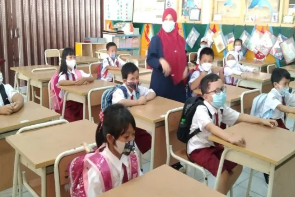 Sejumlah pelajar mengikuti Pembelajaran Tatap Muka di salah satu SD di Jakarta Selatan, Selasa (22/3/2022). - Antara