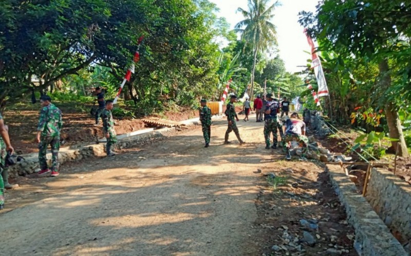 TNI AD membangun jalan penghubung desa maupun kecamatan di wilayah Kabupaten Purwakarta.