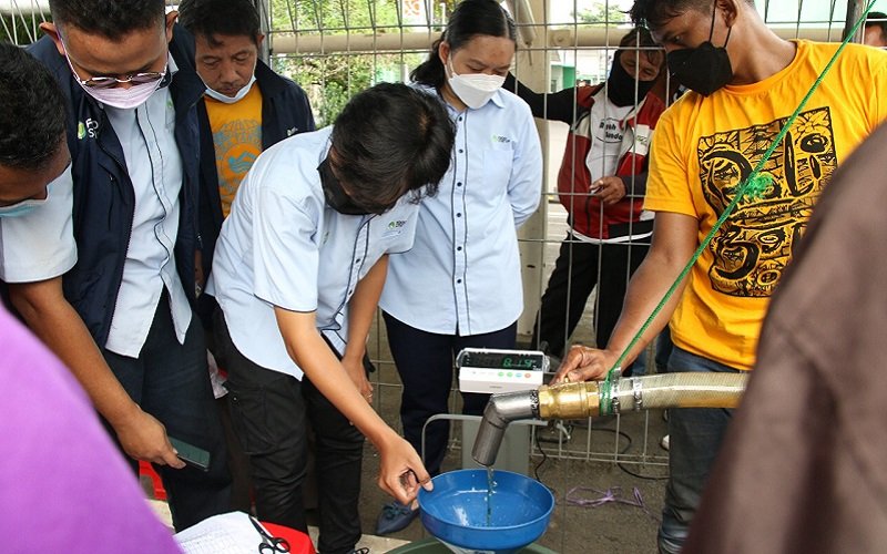 Petugas PT Food Station Tjipinang Jaya mendistribusikan minyak goreng curah khusus untuk pedagang di Pasar Induk Beras Cipinang, Jakarta Timur pada Rabu (30/3/2022). - Food Station