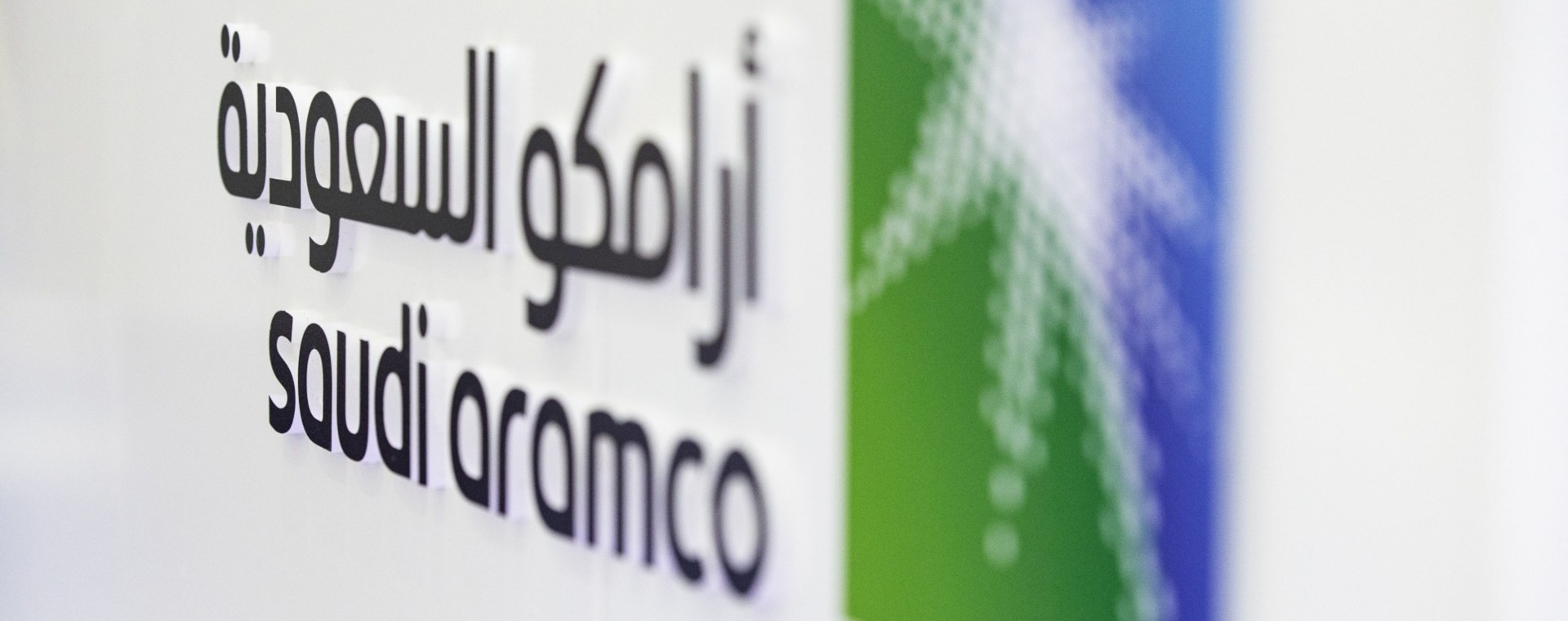 Logo Saudi Aramco dipajang selama Pameran & Konferensi Perminyakan Internasional Abu Dhabi (ADIPEC) di Abu Dhabi, Uni Emirat Arab, Selasa, (13/11 - 2018). Bloomberg / Christopher Pike.
