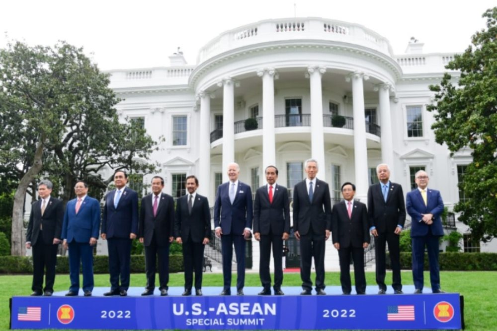 Presiden AS Joe Biden dengan para pemimpin negara-negara Asean di di Gedung Putih, Washington D.C. Biden menjamu para pemimpin negara-negara Asean di Gedung Putih pada Kamis (12/5/2022) malam wajtu setempat atau Jumat (13/5/2022) WIB. - Twitter @setkabgoid