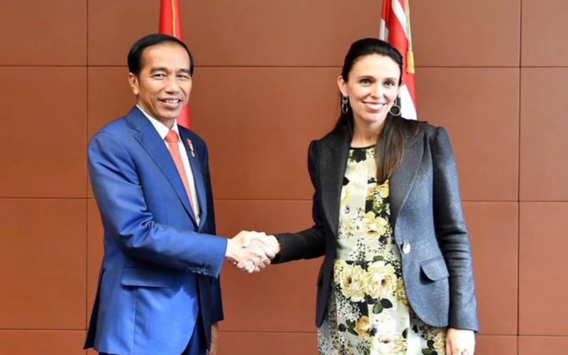 Presiden Joko Widodo berjabat tangan dengan PM Selandia Baru Jacinda Ardern. JIBI - Bisnis/Nancy Junita @Twitter Jokowi