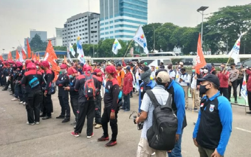 Ratusan buruh menggelar aksi demonstrasi di depan gedung DPR RI, Jakarta Pusat, Jumat (11/3/2022). - Antara
