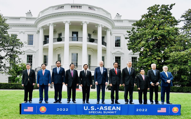 Presiden Joko Widodo (kelima kanan), Presiden Amerika Serikat Joe Biden (tengah) dan pimpinan negara ASEAN melakukan foto bersama pada KTT Khusus ASEAN-AS di Gedung Putih, Washington DC, Amerika Serikat, Jumat (13/5/2022). Pertemuan khusus tersebut dalam rangka memperkuat kemitraan ASEAN-AS. - Antara/Setpres/Laily Rachev