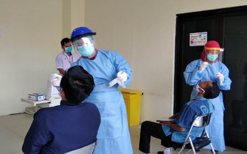 Petugas medis di RSUD Loekmono Hadi Kudus, Jawa Tengah, tengah melayani pemeriksaan tes swab PCR. - Antara/Akhmad Nazaruddin Lathif