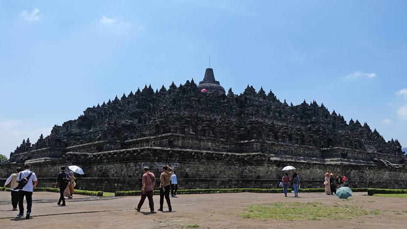 Sejumlah wisatawan berjalan di halaman Candi Borobudur di Kompleks Taman Wisata Candi Borobudur, Magelang, Jawa Tengah, Kamis (13/2/2020). -  ANTARA / Anis Efizudin