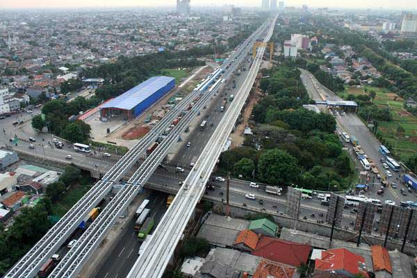 Pekerja menyelesaikan pengerjaan proyek pembangunan infrastruktur, di ruas jalan tol Jakarta-Cikampek, di Bekasi, Jawa Barat, Senin (17/12/2018). - ANTARA/Risky Andrianto