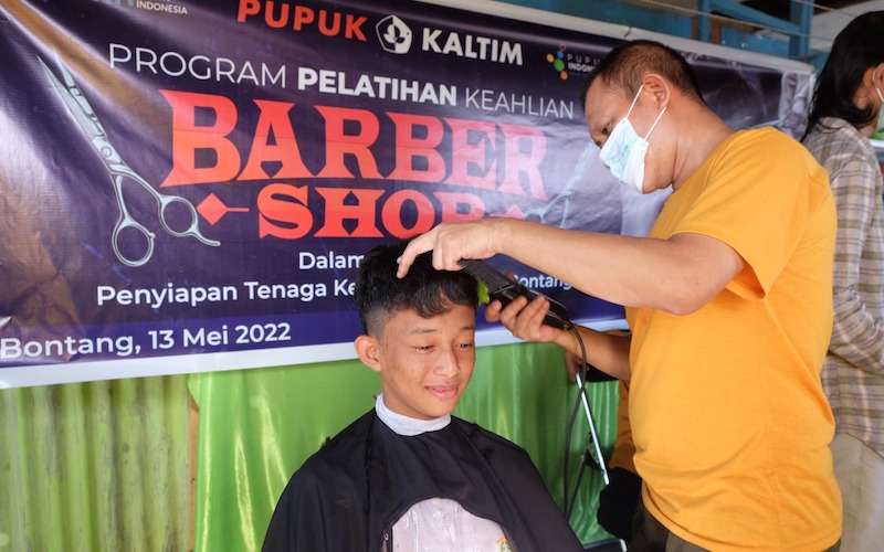 PT Pupuk Kalimantan Timur (PKT) menggelar bakti sosial pemotongan rambut gratis bagi 50 anak Rumah Yatim Fauzan Fauzi Kelurahan Berbas Pantai, Bontang Selatan, Jumat (13/5/2022). - JIBI/Istimewa