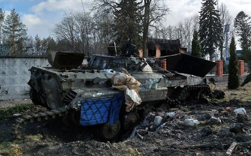 Sebuah tank hancur saat pertempuran pasukan Rusia dan Ukraina di wilayah Sumy - Military Land