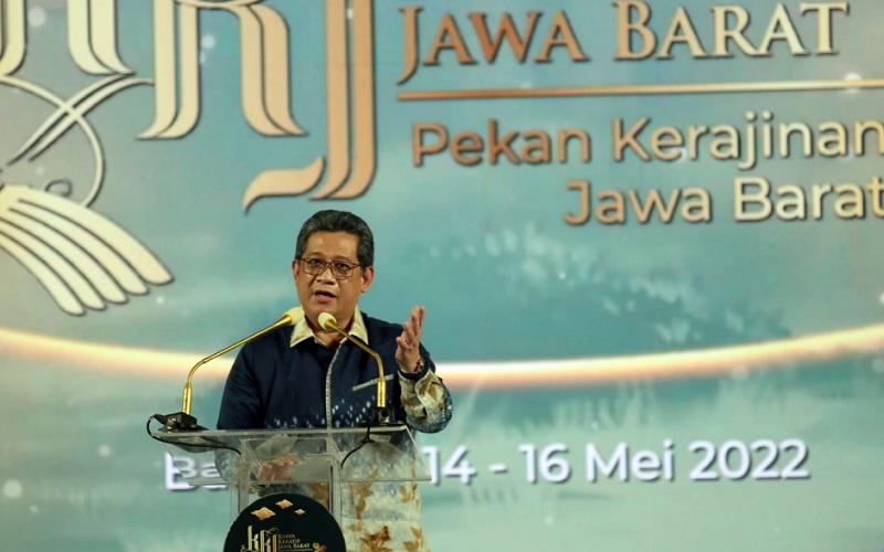 Deputi Gubernur Bank Indonesia Doni P. Joewono menyampaikan sambutan pada pembukaan Karya Kreatif Jawa Barat (KKJ) dan Pekan Kerajinan Jawa Barat (PKJB) 2022 di Bandung, Jawa Barat, Sabtu (14/5).  - Bisnis
