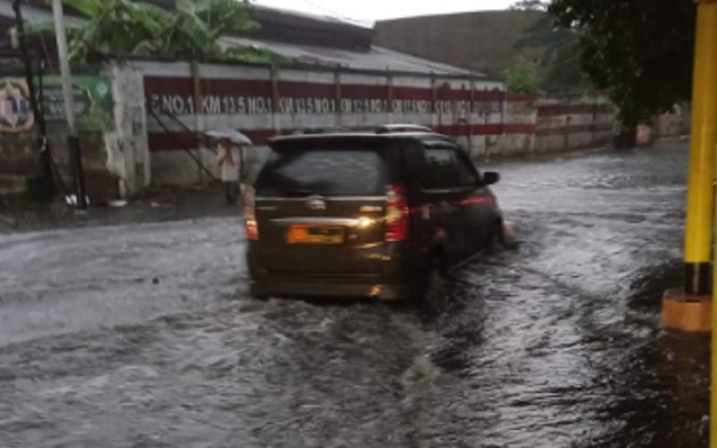 Hujan yang mengguyur Jakarta pada Senin (2/5/2022) menimbulkan banjir di sejumlah lokasi seperti di Cengkareng Timur, Kecamatan Cengkareng Jakarta Barat. JIBI - Bisnis/Nancy Junita @tmcpoldametro