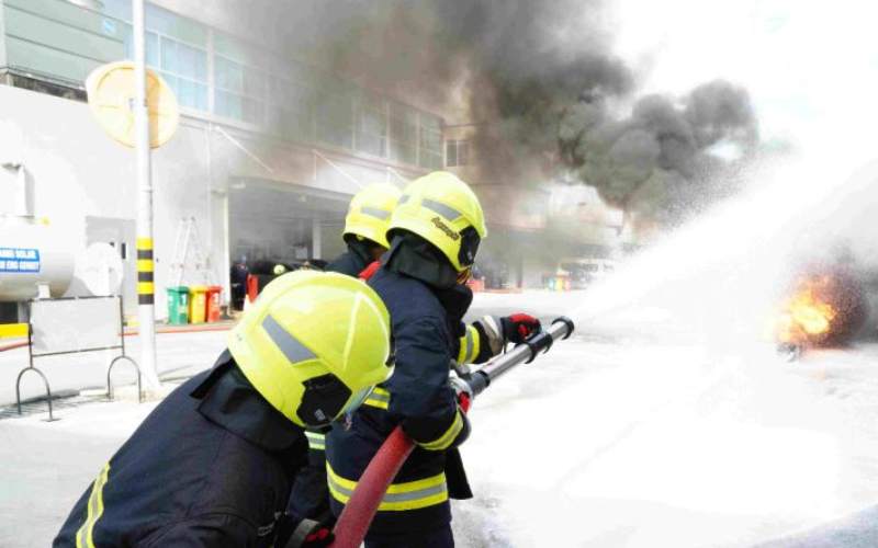 Unit pemadam kebakaran Kilang Pertamina Balikpapan dalam latihan, justru beberapa hari sebelum kejadian ledakan dan kebakaran Plant 5 Unit Hydro Skimming Complex pada Minggu 15/5/2022. (ANTARA - HO/Kilang Balikpapan) (ANTARA/HO kilang balikpapan) 