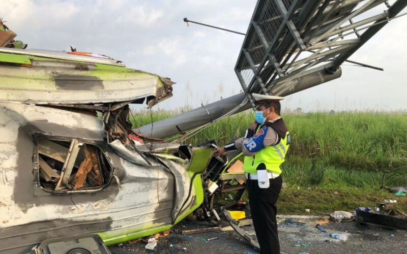 Bus Pelancong Kecelakaan di Tol Mojokerto, 13 Meninggal