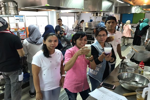 Buruh migran Indonesia sedang berlatih meracik minuman bubble tea di Taiwan yang diselenggarakan oleh Global Workers' Organization (GWO), LSM Taiwan, Minggu (8/7/2018). - Bisnis/Hery Trianto
