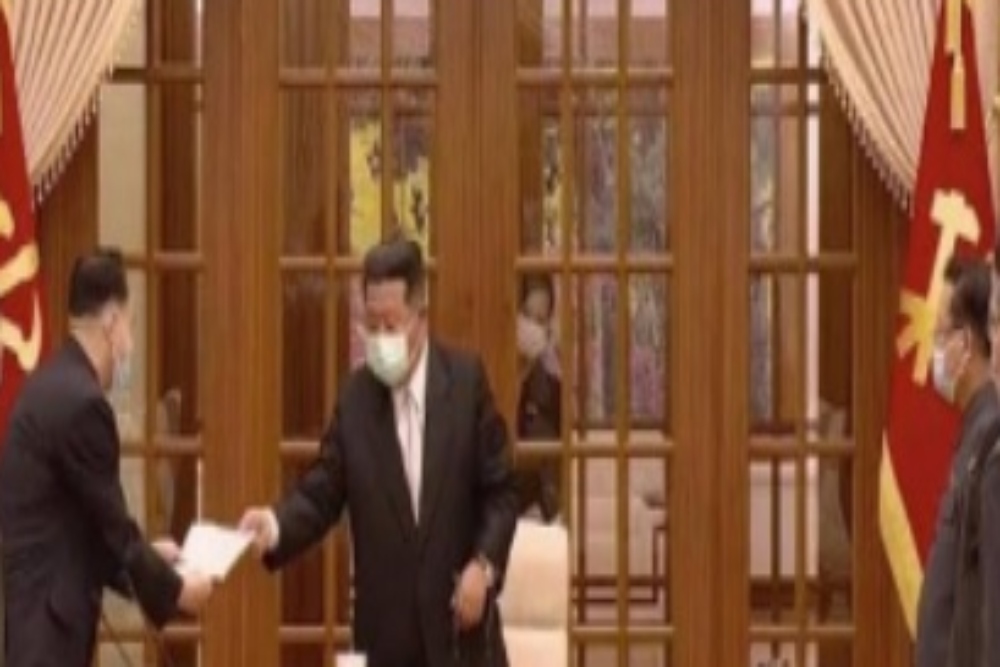 Pemimpin tertinggi Korut, Kim Jong-un mengenakan masker saat memimpin rapat. Covid-19 melanda negara itu, sebanyak 42 orang tewas pada hari keempat, Minggu (15/4/2022). - Istimewa