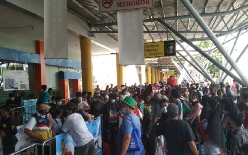 Ratusan pemudik antre masuk kapal di Pelabuhan Tanjung Priok, Jakarta, Rabu (27/4/2022). - Antara