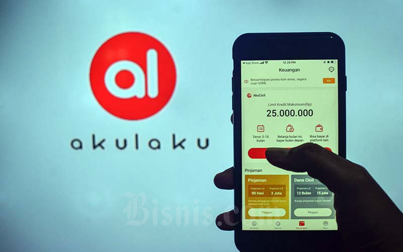 Nasabah mengakses aplikasi Akulaku di Jakarta, Senin (24/1/2022). Bisnis - Fanny Kusumawardhani