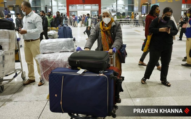 Penumpang tiba di Bandara New Delhi, India - Indian Express