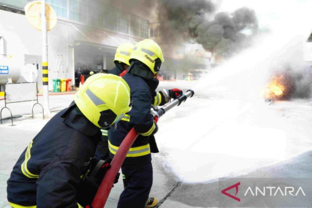 Unit pemadam kebakaran Kilang Pertamina Balikpapan dalam latihan, justru beberapa hari sebelum kejadian ledakan dan kebakaran Plant 5 Unit Hydro Skimming Complex pada Minggu 15/5/2022. (ANTARA - HO/Kilang Balikpapan)