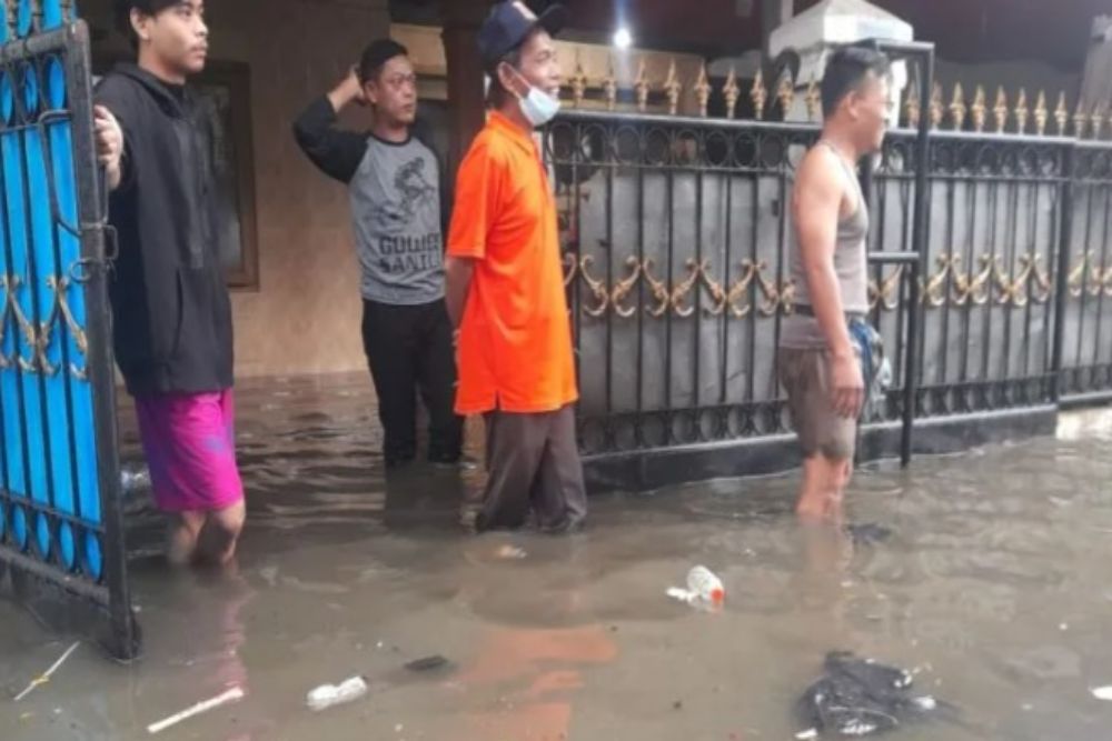 Banjir merendam permukiman warga di RT 03 dan RT 04/RW 02 Kelurahan Tengah, Kramat Jati, Jakarta, Minggu (15/5/2022). - Antara