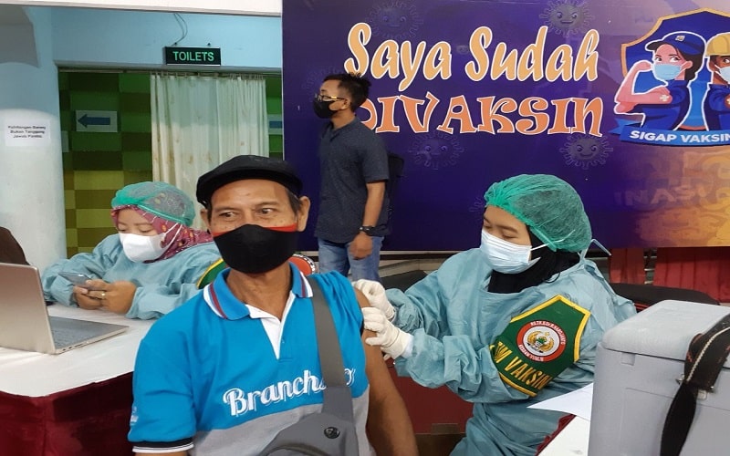 Warga Balikpapan mengikuti vaksinasi gratis di Dome Balikpapan (2/9/2021). - Bisnis/Muhammad Mutawallie Sya'rawie