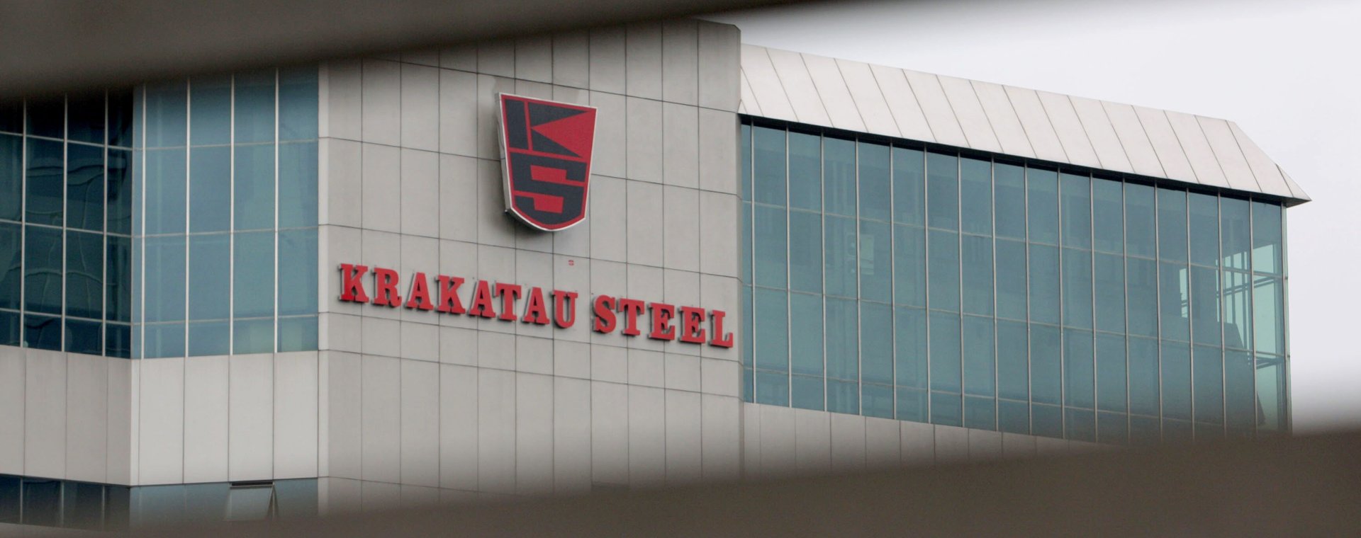 Logo PT Krakatau Steel Tbk. (KRAS) di kantornya di Jakarta, Rabu, (7/1 -  2009). Bloomberg / Dimas Ardian 