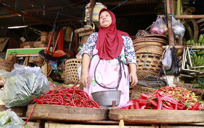 Seorang pedagang di Pasar Peterongan, tengah menunggu pembeli. - Bisnis/Muhammad Faisal Nur Ikhsan.