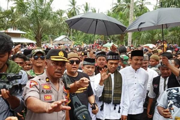 Ustaz Abdul Somad di Padang Gajah Mati, Jorong Sago, Nagari Manggopoh, Kecamatan Lubukbasung, Kabupaten Agam, Senin (4/3/2019). - Antara