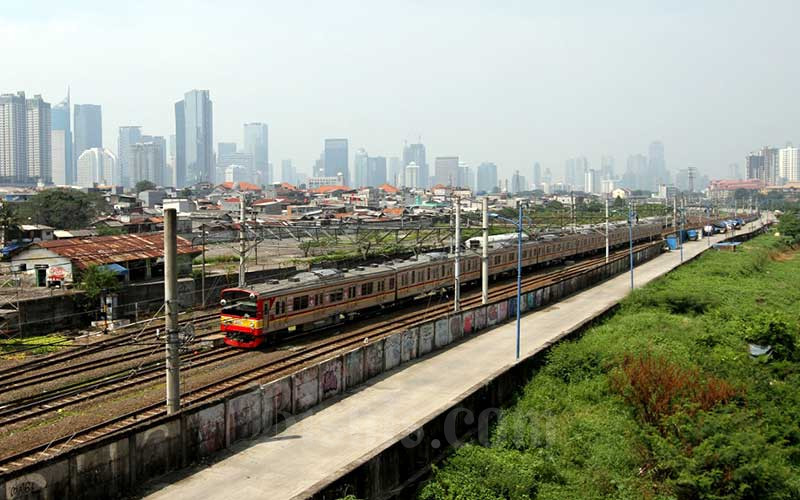 Rangkaian kereta rel listrik (KRL) melintas di kawasan Tanah Abang, Jakarta, Minggu (19/4/2020). Bisnis - Arief Hermawan P