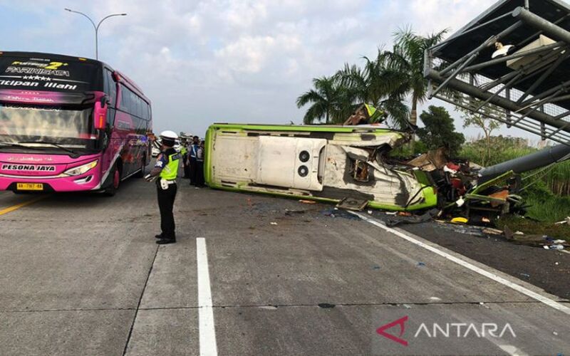Kecelakaan tunggal Bus Ardiansyah bernomor polisi S 7322 UW di KM 712400 jalur A Tol Surabaya - Mojokerto, Senin pagi pukul 06.15 WIB yang mengakibatkan 14 orang meninggal dunia. - Antara/Sat PJR Polda Jatim.
