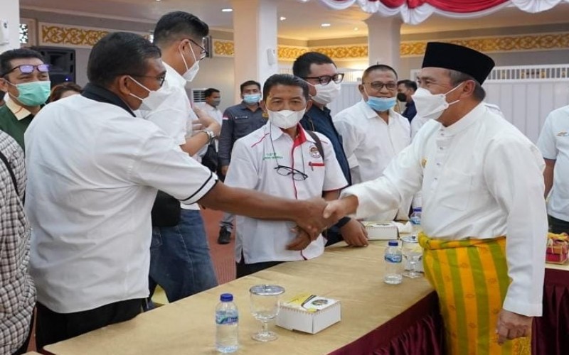 Gubernur Riau Syamsuar (kanan) usai pertemuan membahas rekomendasi terkait turunnya harga sawit setelah pelarangan ekspor, Selasa (17/5/2022).  - Istimewa