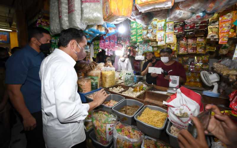 Presiden Joko Widodo membagikan bantuan sosial bagi masyarakat penerima manfaat dan pedagang di Pasar Cibinong, Kabupaten Bogor, pada Selasa, 17 Mei 2022  -  Lukas / Biro Pers Sekretariat Presiden
