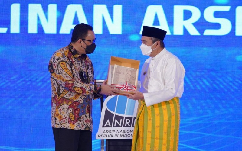 Gubernur Riau Syamsuar (kanan) menerima secara simbolis salinan arsip kerajaan di wilayah itu, dari Kepala ANRI Imam Gunarto, Selasa (17/5/2022).  - Istimewa