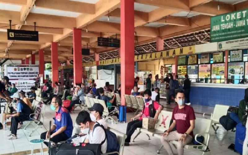 Pemudik menunggu di ruang tunggu keberangkatan di Terminal Kampung Rambutan, Jakarta, Minggu (1/5/2022). - Antara