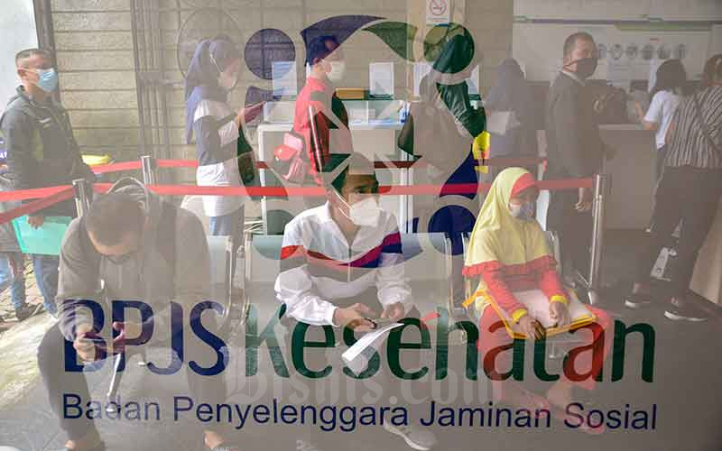 Peserta mengantre di salah satu kantor cabang Badan Penyelenggara Jaminan Sosial (BPJS) Kesehatan di Jakarta, Selasa (22/2/2022).  - Bisnis/Fanny Kusumawardhani