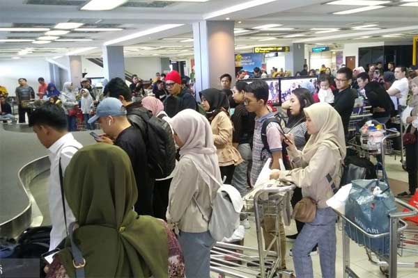 Dokumentasi. Pemudik di area kedatangan penumpang Bandara Internasional Minangkabau di Padang Pariaman, Sumbar.  - ANTARA