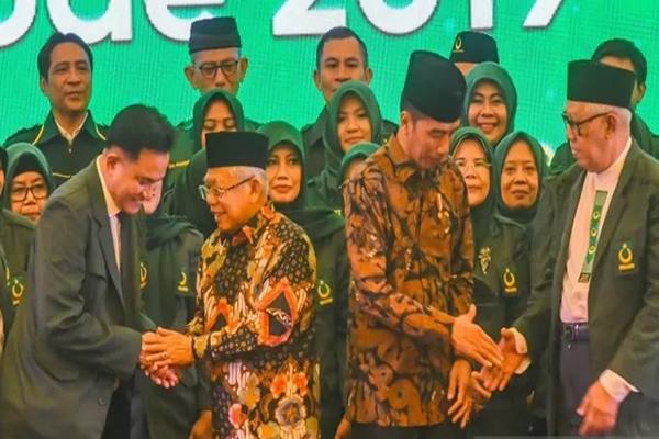 Presiden Joko Widodo (ketiga kiri) dan Wakil Presiden Ma'ruf Amin (kedua kiri) berjabat tangan dengan Ketua Umum Partai Bulan Bintang (PBB) Yusril Ihza Mahendra (kiri) dan Ketua Majelis Syuro PBB KH. Muqoddas Murtadla (kanan) usai Pelantikan Pengurus Dewan Pimpinan Pusat Partai Bulan Bintang di Jakarta, Kamis (6/2/2020). - Antara