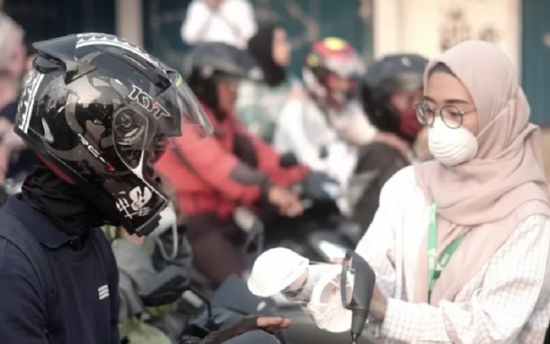 Pembagian masker N95 kepada pengendara di wilayah Pejaten Barat, Jakarta Selatan, beberapa waktu lalu. - Antara