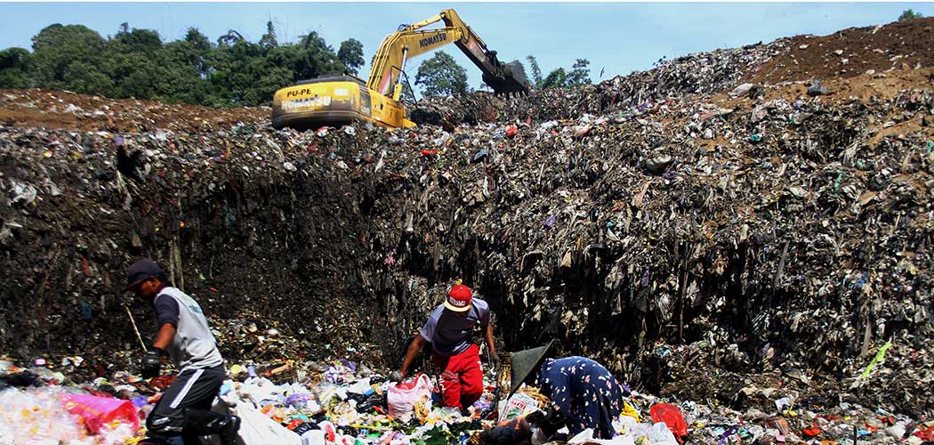 Ilustrasi. Pemulung mengais sampah di Tempat Pembuangan Akhir (TPA) Tlekung, Batu, Jawa Timur, Rabu (24/6/2020). ANTARA FOTO - Ari Bowo Sucipto