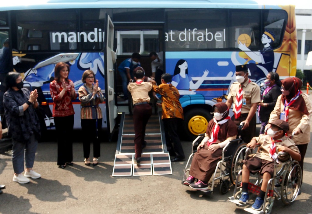 Wujudkan Komitmen Dukungan Bank Mandiri Berikan Bus Disabilitas Ke Ypac