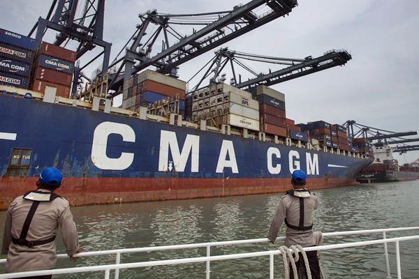Polisi perairan memantau kapal CMA CGM Ottelo yang sandar di Jakarta International Container Terminal (JICT), Jakarta, Minggu (23/4). - Antara/Rosa Panggabean