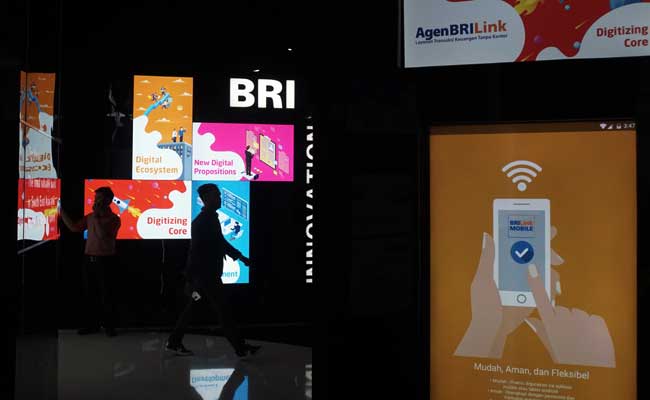 Nasabah berada didekat logo bank BRI di Jakarta. Bisnis - Himawan L Nugraha