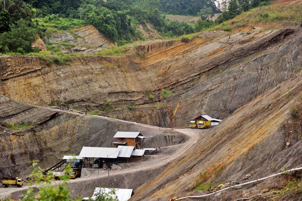 Pekerja beraktivitas di lokasi tambang batu bara di Talawi, Sawahlunto, Sumatra Barat, Rabu (29/3). - Antara/Iggoy el Fitra