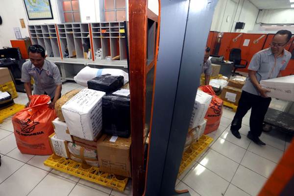 Pekerja mendata paket barang sebelum dialihkan ke pusat pemrosesan pos untuk dikirim ke tujuan, di Kantor Pos Besar Bandung, Jawa Barat, Rabu (6/6/2018). - JIBI/Rachman